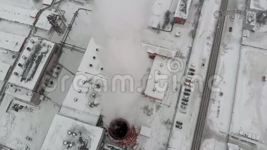 烟云从城市工业部门的管道上升到天空，一个城市锅炉房。 空中拍摄视频