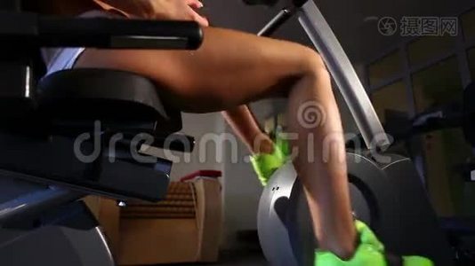 女性在健身房里骑自行车视频