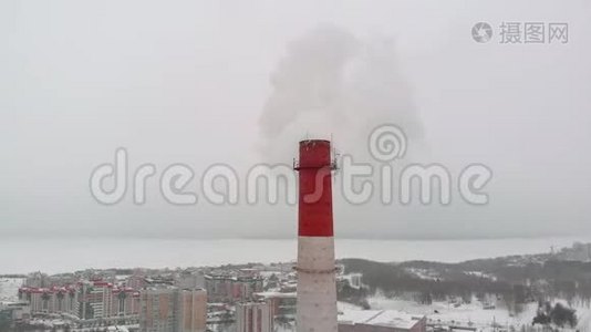 烟云从城市工业部门的管道上升到天空，一个城市锅炉房。 空中拍摄视频