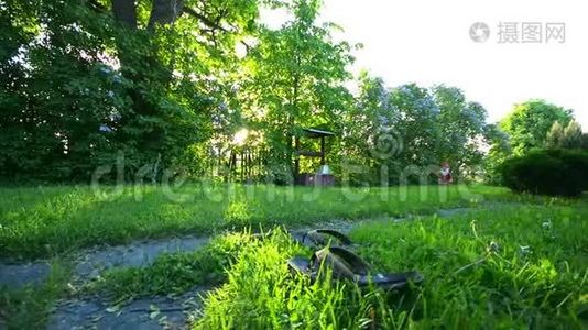 日落时有花园的房子的外部。 用滑块射击。视频