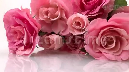 粉色玫瑰上的小红心视频