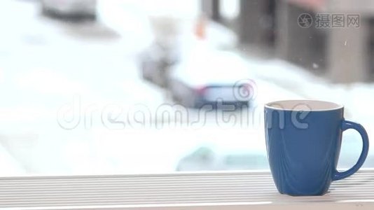 一杯咖啡，茶，热饮，窗台上，雪花飘落，户外视频