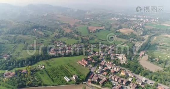 青山之间山谷中的一个小镇，从上面俯瞰，从空中俯瞰，全景，欧洲视频