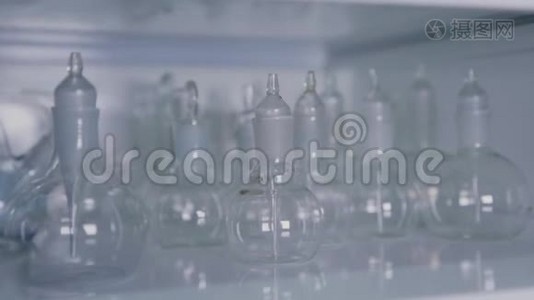 科学实验室的玻璃试管。视频