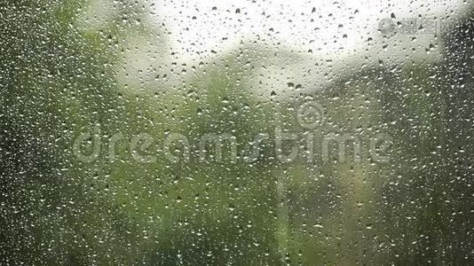 夏天窗户上的雨滴视频