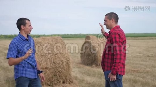 团队农业智慧农业理念.. 两个男人农民的生意牢固友好的握手工人握手视频