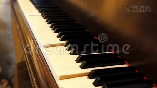 钢琴键自动播放音乐视频