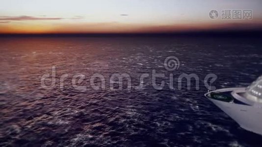 豪华游轮在日出时从港口横渡海洋。 美丽的夏天循环背景。视频