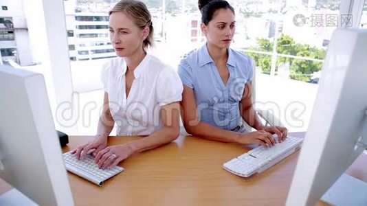 在同一张桌子上用电脑工作的女商人视频