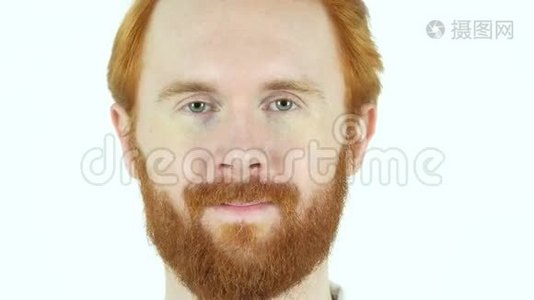 微笑的红发胡子男人脸特写视频