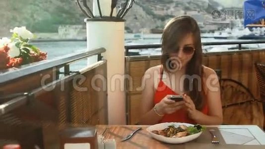 有智能手机的女人在咖啡厅拍照视频