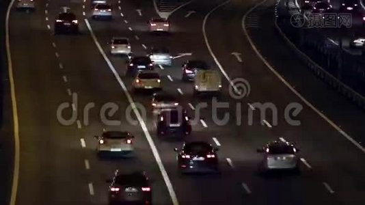 进入巴塞罗那的交通和道路的夜景.. （时差）视频