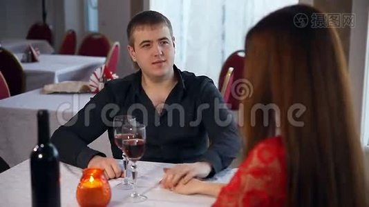 男人和爱的女人浪漫的夜晚在餐厅情人节喝酒视频