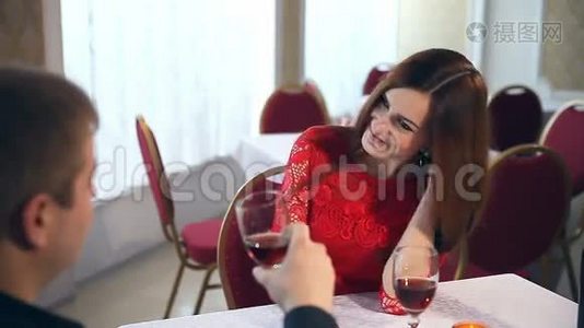 男人和女人在餐厅浪漫的晚恋情人节喝酒视频