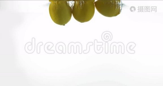 黄色柠檬，柑橘柠檬，白色背景下落入水中的水果，视频
