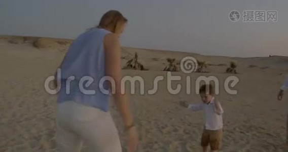 日落时与孩子在海滩上积极游戏视频