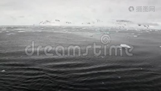 全球变暖的冰山漂浮在南极洲的海洋中。视频