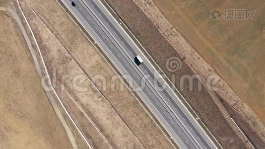 从空中俯瞰高速公路上的汽车和卡车，无人机射击视频