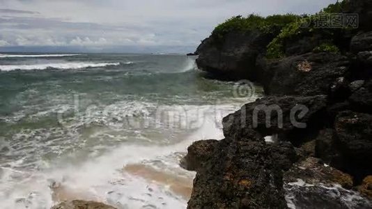 海浪撞击沙滩上的岩石视频