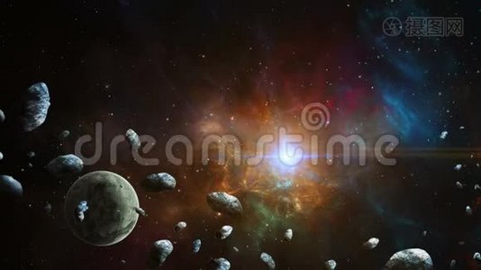 太空场景。有小行星和彩色分形星云的行星。美国宇航局提供的元件。三维渲染视频