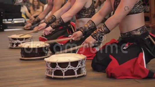在日本的节日里，音乐家们在现场演奏太子舞鼓。视频