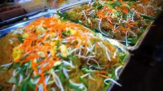 泰国菜不同的帕迪泰热和面条视频