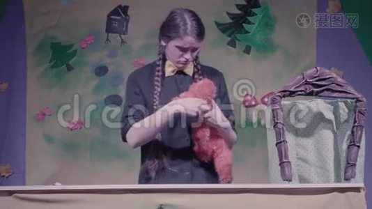 木偶剧院的喜剧表演。 玩具兔子和狐狸。视频