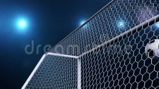 足球以缓慢的动作漂亮地飞进球门. 足球飞进球门，在耀斑上弯曲格子视频