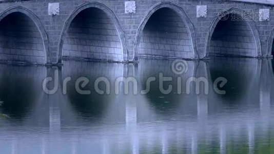 柳树公园湖上的拱桥。视频