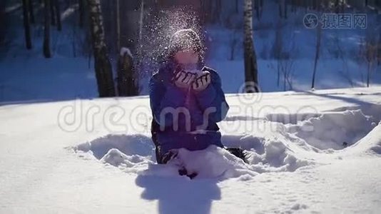 少年用双手近距离吹雪视频