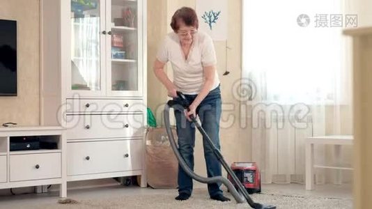 老妇人打扫客厅，在家打扫卫生视频
