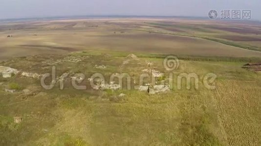 古格托-达西亚定居点的废墟，空中景色视频
