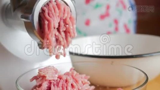 用绞肉机烹调肉肉视频