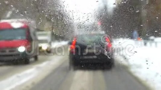 在混乱的城市道路上缓慢行驶视频