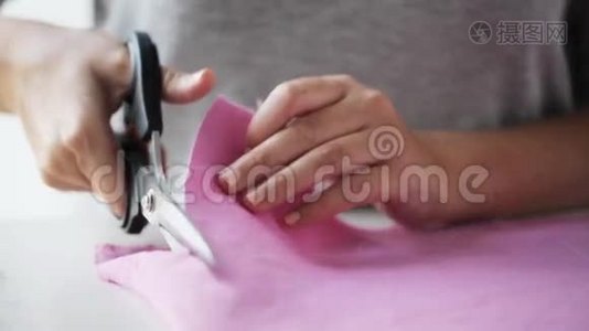裁缝剪刀剪布的女人视频