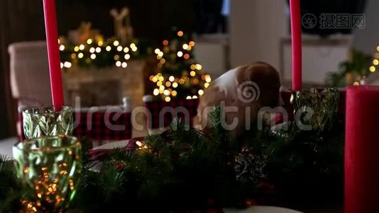圣诞桌上的小狗。 圣诞装饰品。 圣诞快乐。视频
