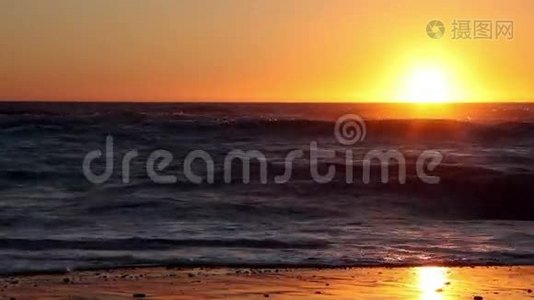 俄勒冈州海滨金色沙滩上的金色夕阳视频