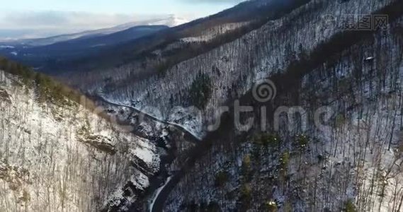 雪覆盖的山路的鸟瞰图视频