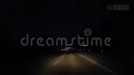 在晚上驾驶乡村街道。 晚上可看到POV路的司机点。视频