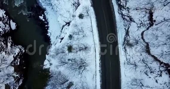 雪覆盖的山路的鸟瞰图视频