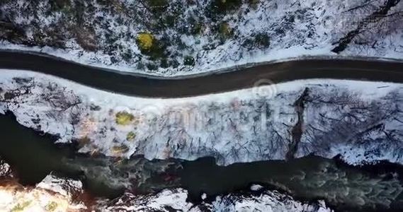 雪覆盖的山路的鸟瞰图视频