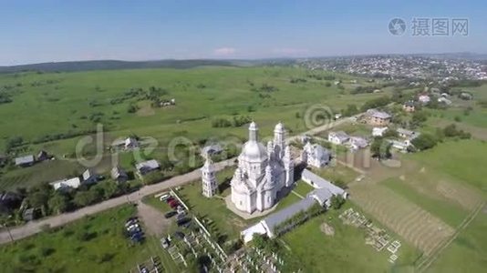 村里的教堂里的赫鲁西夫卡射击无人机视频