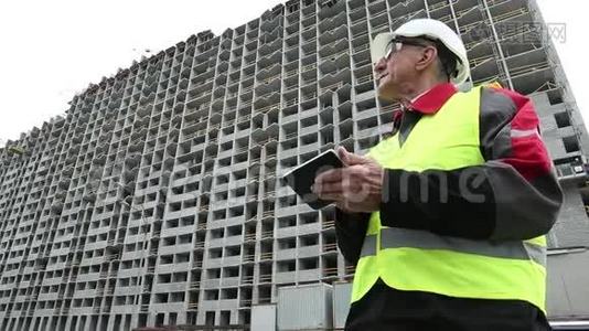 建筑工地配备平板电脑的建造师视频