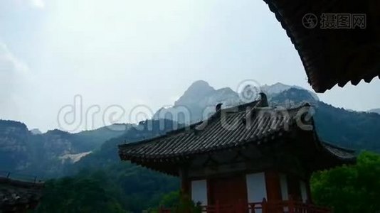 中国古寺建筑在森林，竹山丘陵..视频