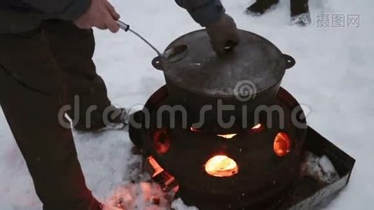 冬天，游客在篝火旁烧锅做饭视频