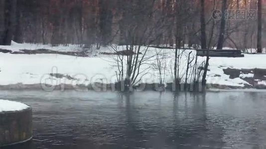 冬天的河流。 有雾的冬季河流全景。 冬季背景视频