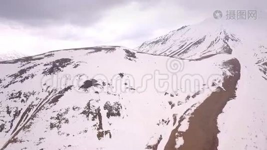 从乔治亚州斯捷潘茨明达镇的卡兹别克山风景视频