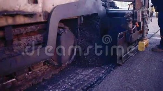 沥青摊铺机在公路上铺筑沥青.. 一个视频
