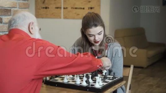 爷爷和孙女下棋视频