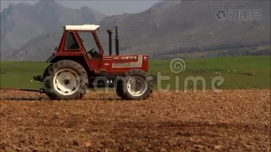 拖拉机为种植农作物而耕作视频